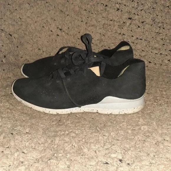 UGG-Tye-Treadlite Nubuck Black Sneakers-Perforated/Lace Up-Sz 8-Excellent - Picture 2 of 7
